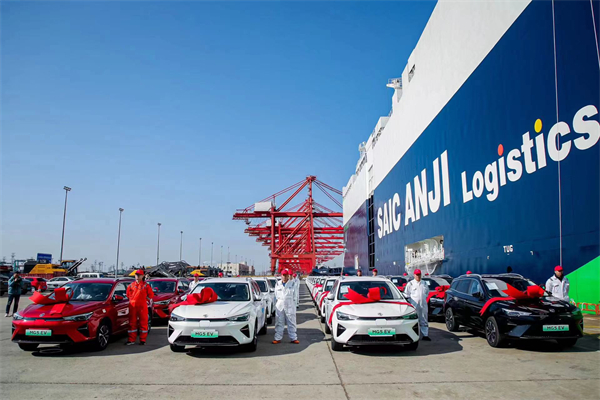 China's largest dual-fuel-powered car carrier sets sail